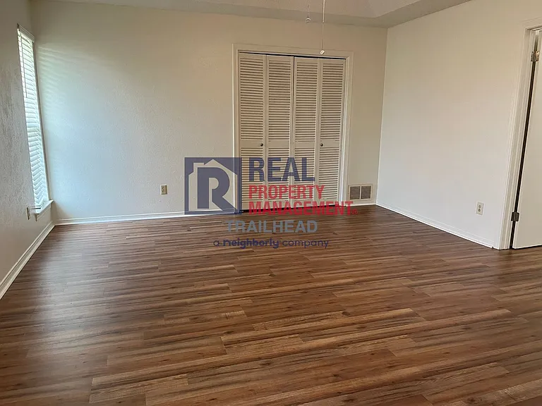 6400 Espana Dr — Photo 9
