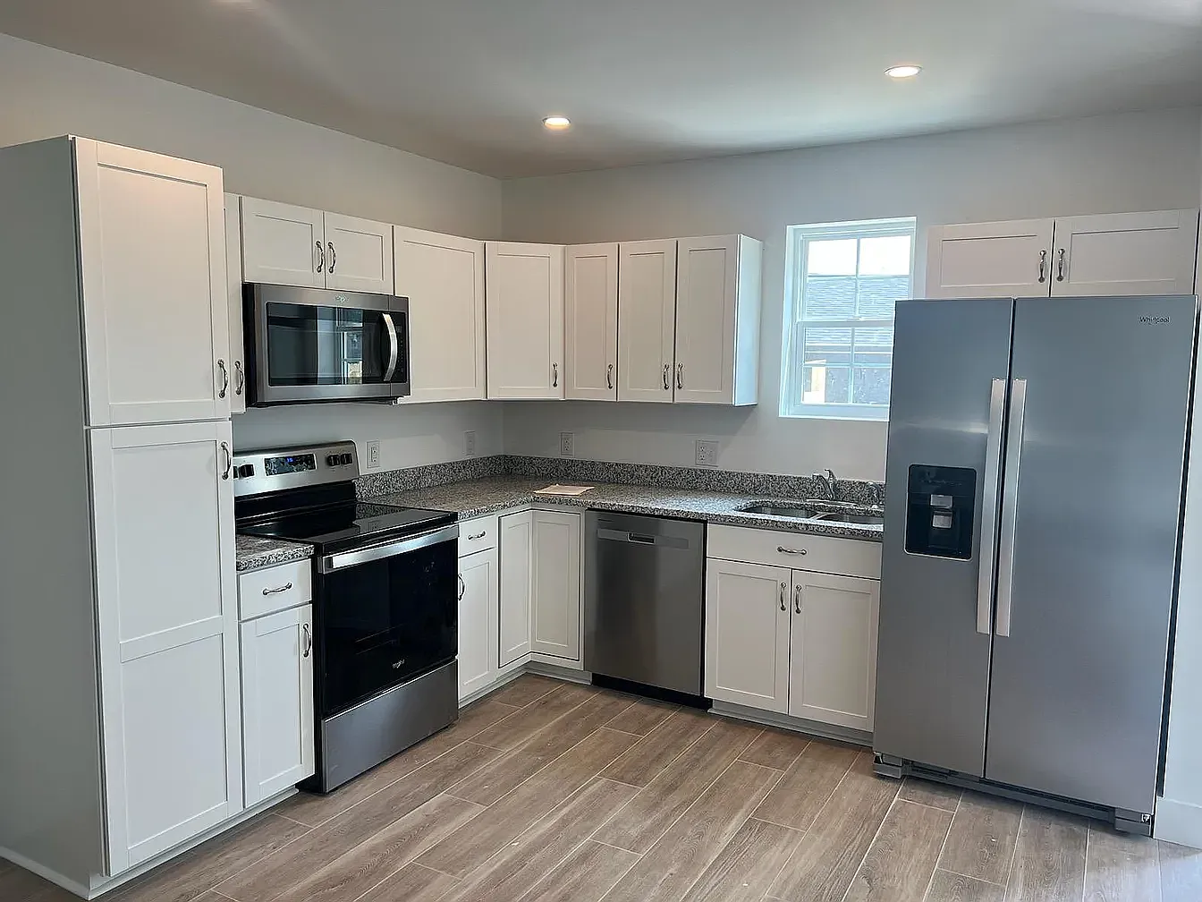 3 bed, 2.5 bath, 1800 sqft, $2,100 — Photo 3