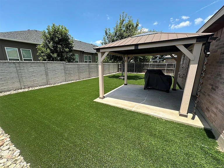 705 Morgan Dr — Photo 2