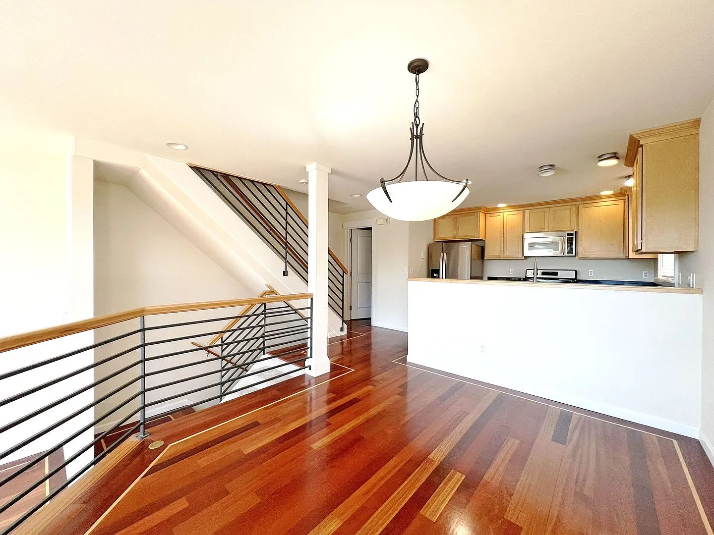 3 Bed Seattle Townhome For Rent W High End Finishes & Easy Commute — Photo 4