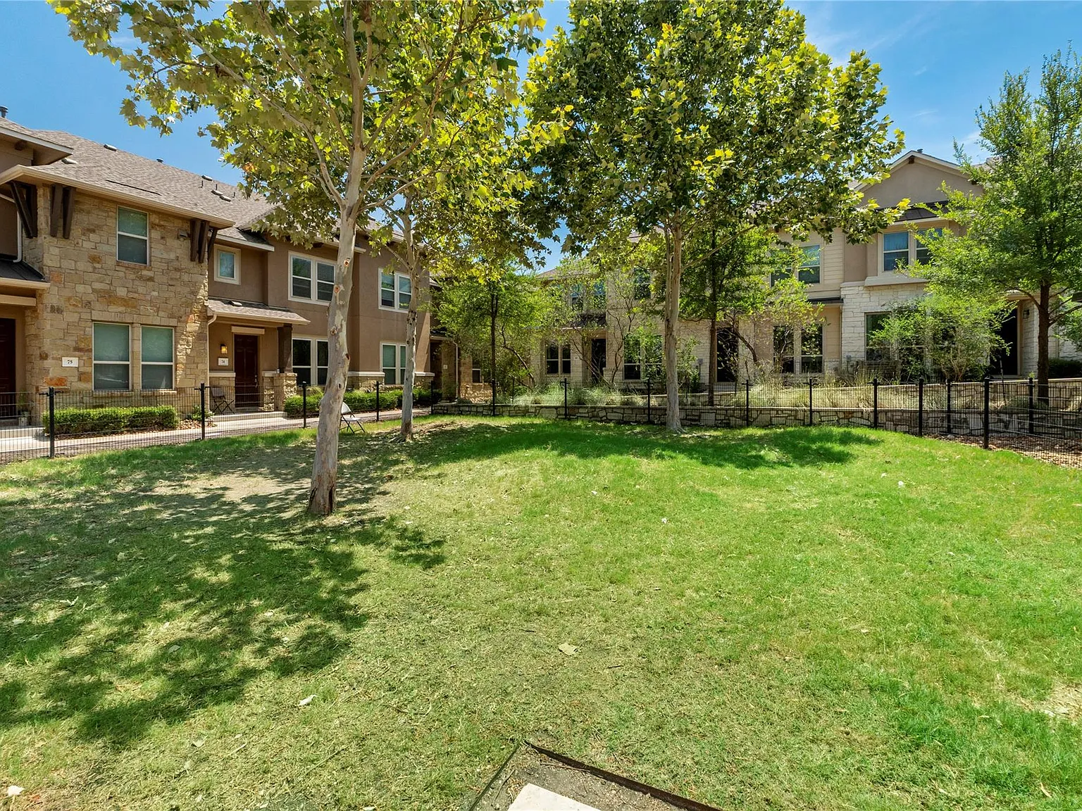 3 bed, 3.0 bath, 2015 sqft, $3,895 — Photo 4