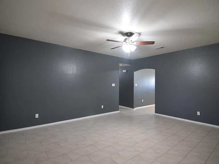 401 Dixon Dr — Photo 9