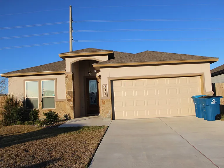 211 Bismark Palm Dr — Photo 2