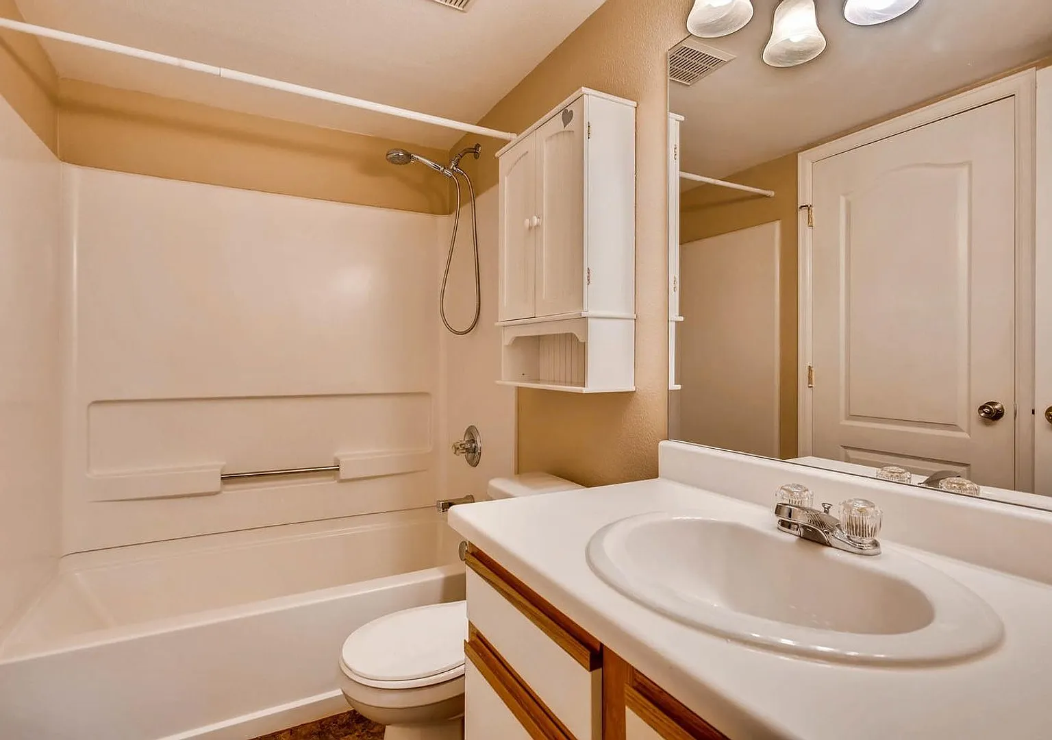 2 Bedroom between Breck and Frisco!! Top Floor! Heat included! 1 car garage! Vaulted Ceilings, Gr... — Photo 1