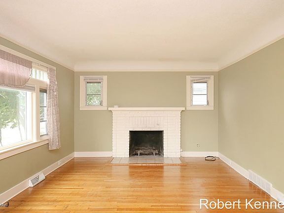 3rd image of 1022 Beechwood St NE
