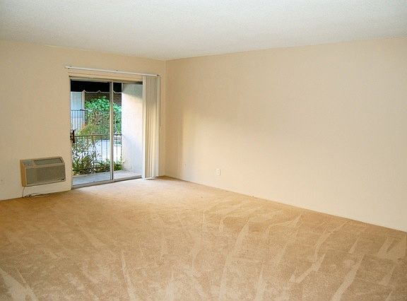 4th image of 220 E Live Oak St APT 17