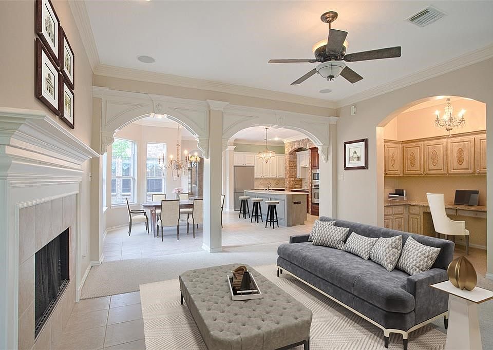 Light and bright, open concept with architectural details throughout.  Virtually staged-- imagine the possilities at 51 N Crescendo Path Place