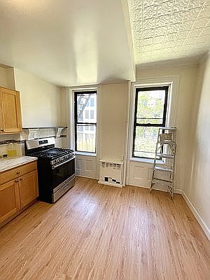 5th image of 589 Park Pl APT 2L