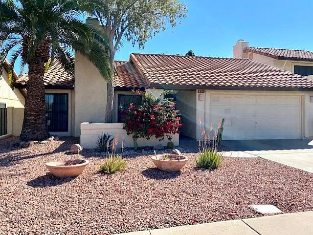 405 E Marigold Ln — Photo 1