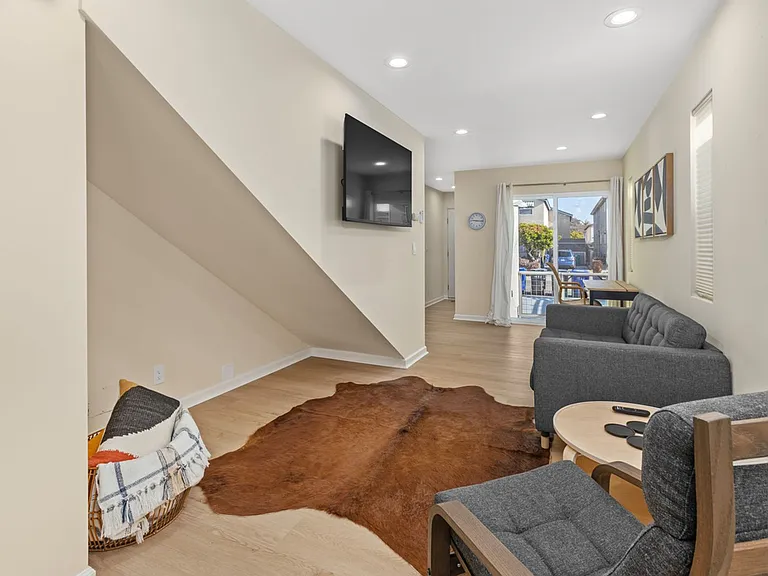 3043 Oliphant St — Photo 11