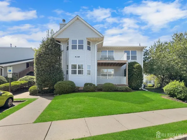 38 Kensington Dr, Piscataway, NJ 08854