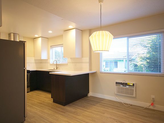 3rd image of 550 N Fair Oaks Ave APT 11