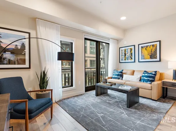 720 Village Dr Unit 211, Donnelly, ID 83615