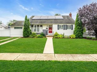 2532 Clinton St, Bellmore, NY 11710