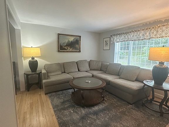 4th image of 134 Great Hill Dr