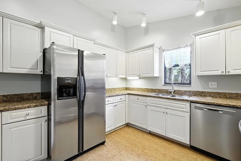 3 bed, 1200 sqft, $2,300 — Photo 4