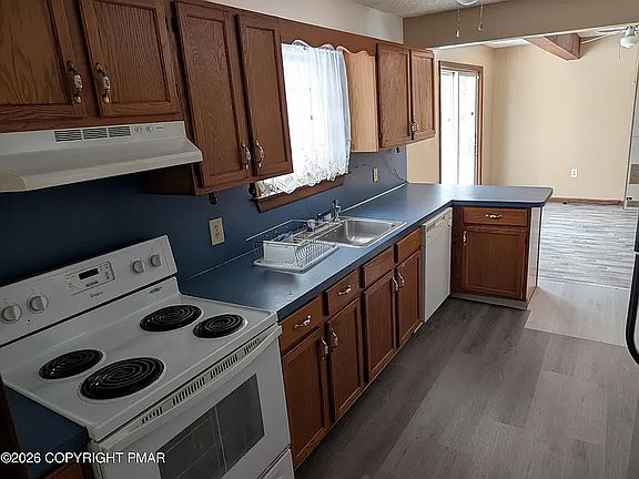 4th image of 715 Country Place Dr