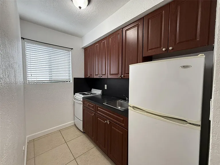 421 SW 6th St #7 — Photo 3