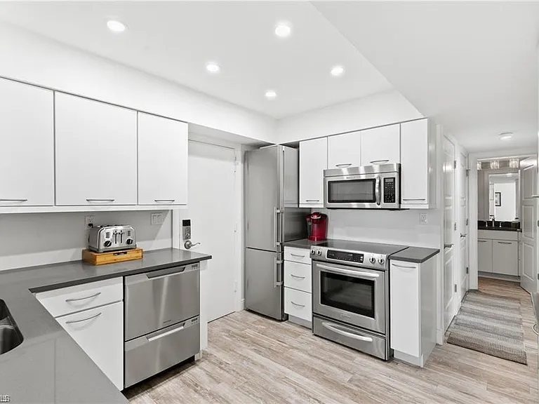 240 Seaview Ct #211 — Photo 6