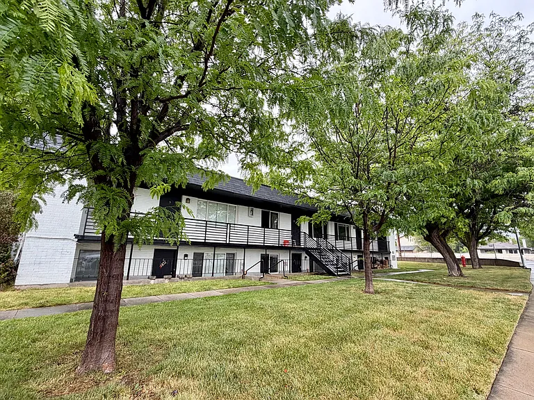 895 E Arrowhead Ln — Photo 11