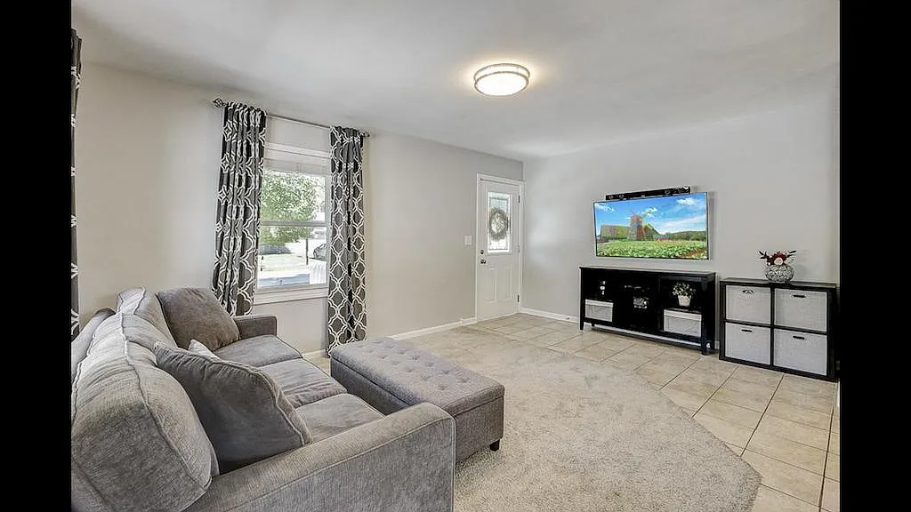 3 bed, 1200 sqft, $2,800 — Photo 3