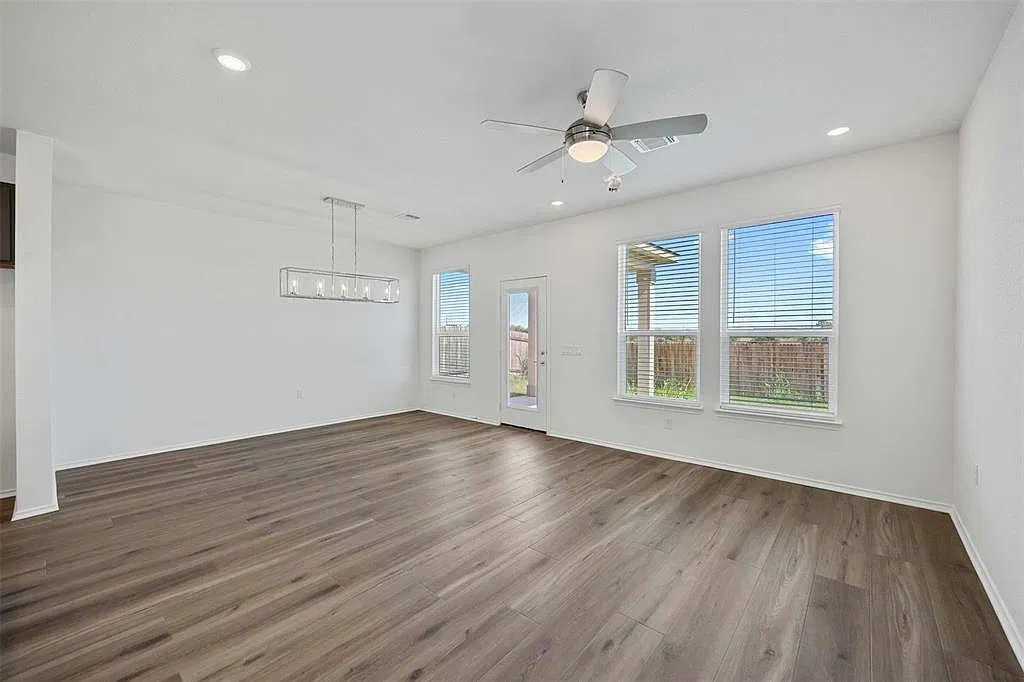 4 bed, 2.5 bath, 2527 sqft, $2,500 — Photo 4