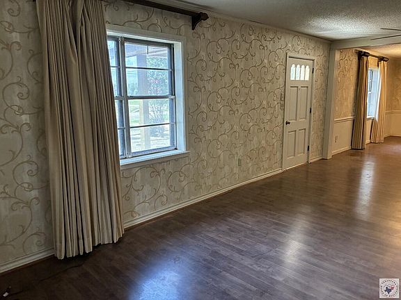 4th image of 554 N Pecan St