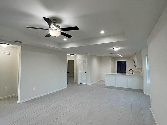 4th image of 102 Huisache Ave