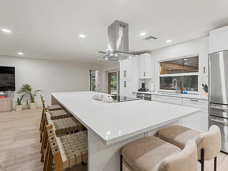 2412 La Salle Ave — Photo 3