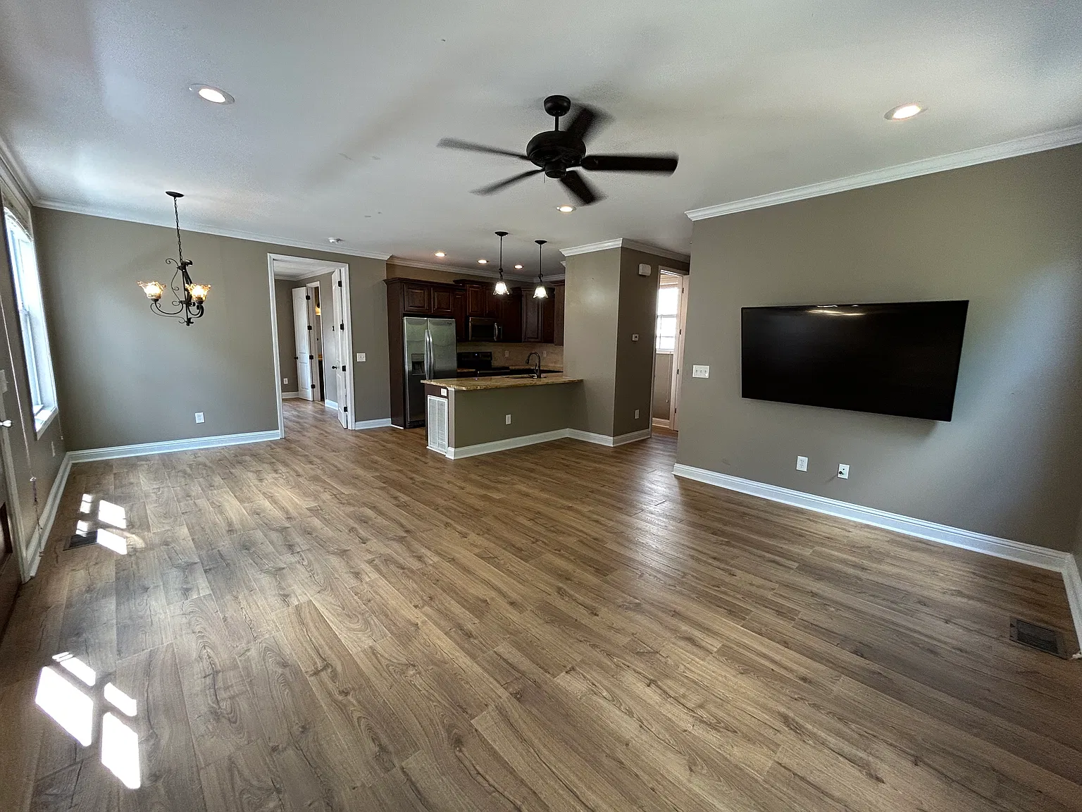 3 bed, 3.5 bath, 1900 sqft, $4,200 — Photo 2