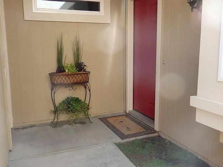Entryway:
garage to left, home to right.