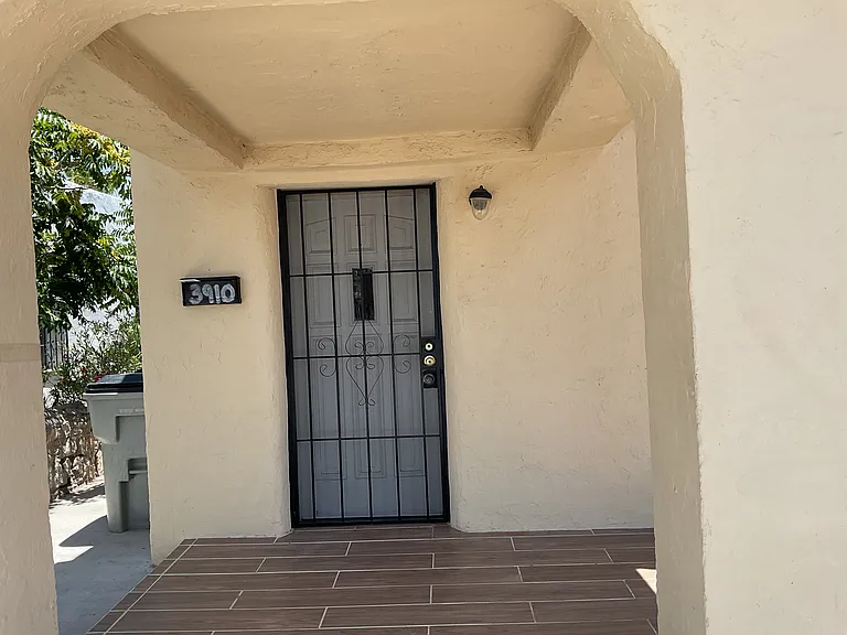 3910 La Luz Ave — Photo 2