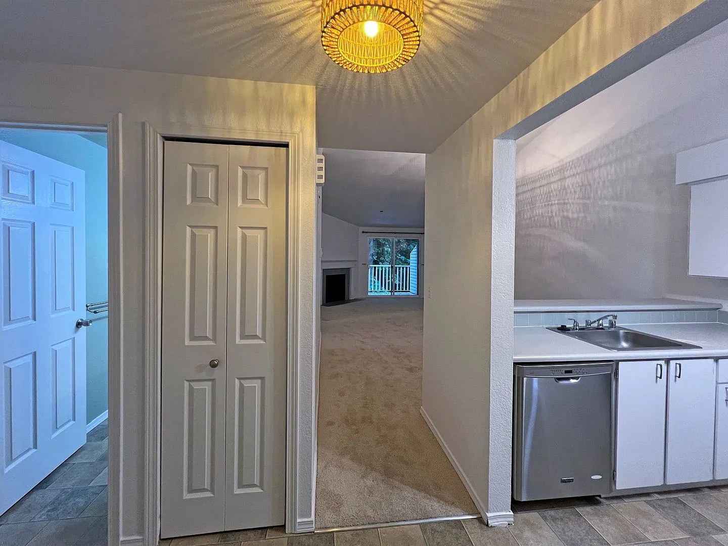 Charming 2-bedroom Kent Condo in Timber Ridge — Photo 4