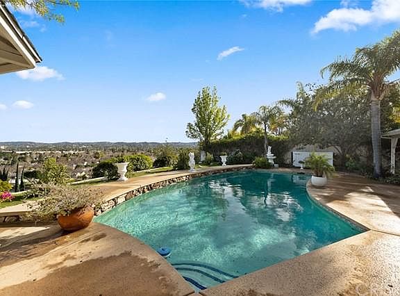 5th image of 23422 Balmoral Ln