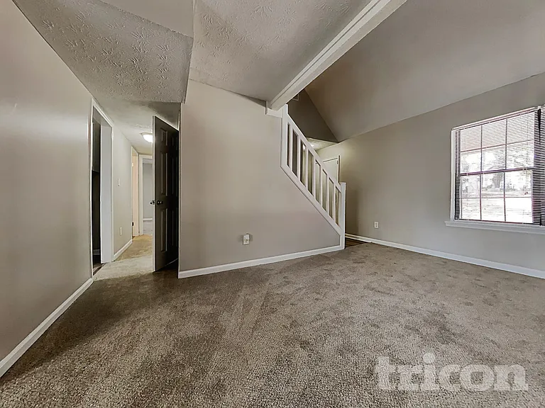 525 Windsor Dr SE — Photo 4