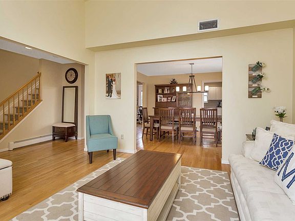 4th image of 32 Ross Ave