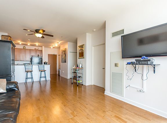 5th image of 1901 S Calumet Ave Unit 2911
