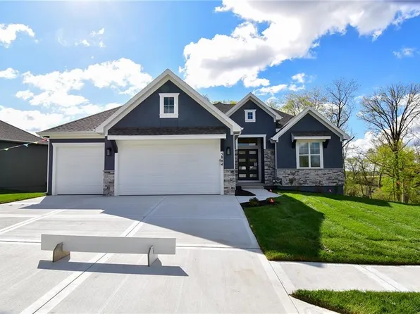 5884 NW Black Oak Ct, Parkville, MO 64152