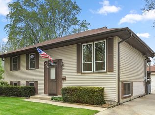 40 Laurel Trl, Wheeling, IL 60090