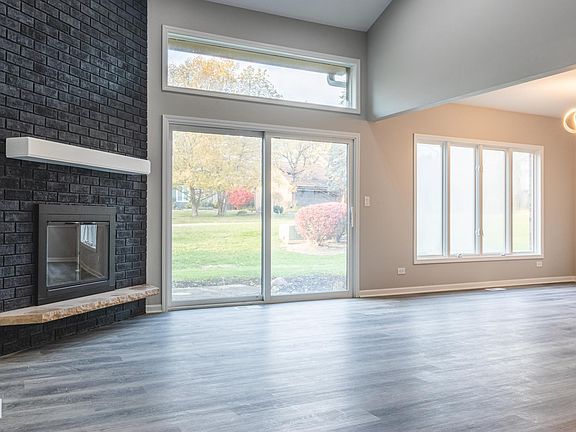 2nd image of 1605 Old Oak Pl #F