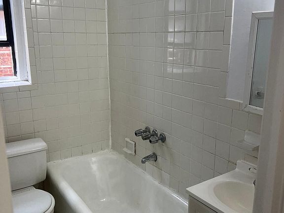 2nd image of 520 W 213th St Unit 6-D