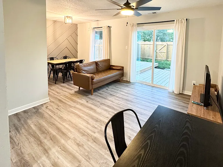 3675 Sylvan Ln — Photo 5