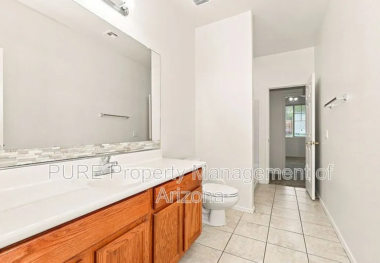 1136 E Nickleback St — Photo 15