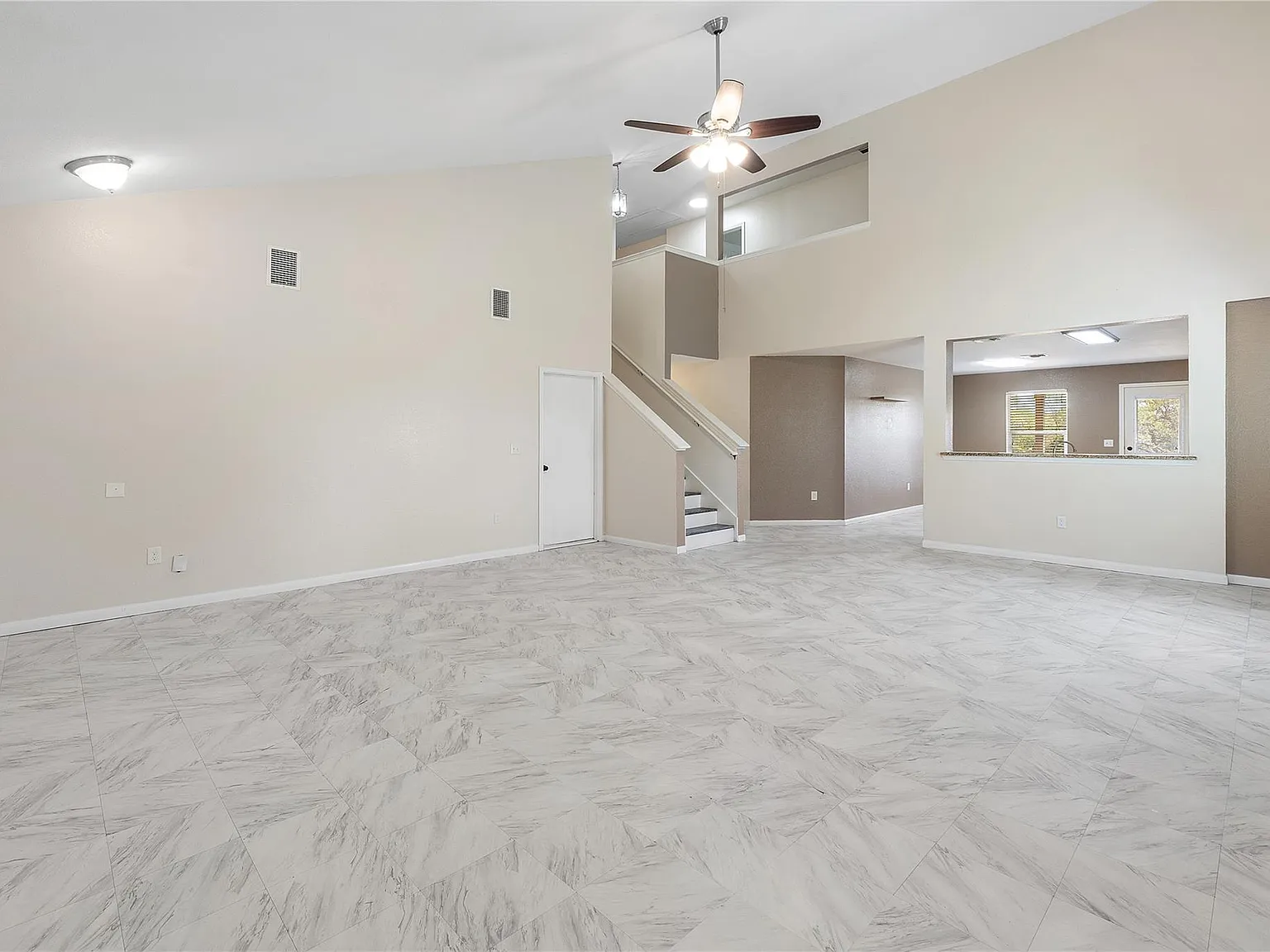 4 bed, 2.5 bath, 2095 sqft, $2,000 — Photo 3