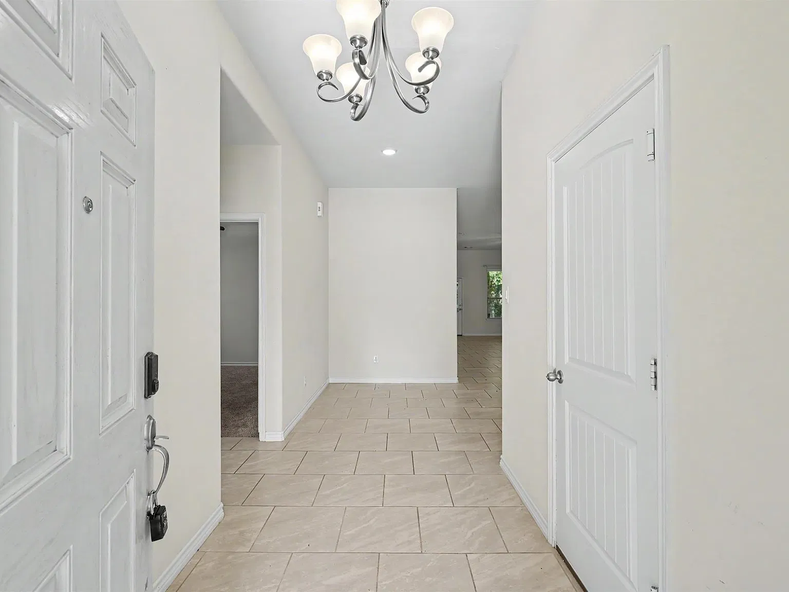 3 bed, 2.0 bath, 1989 sqft, $1,995 — Photo 3