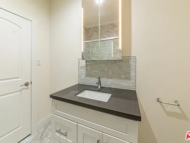 801 N Alexandria Ave — Photo 7