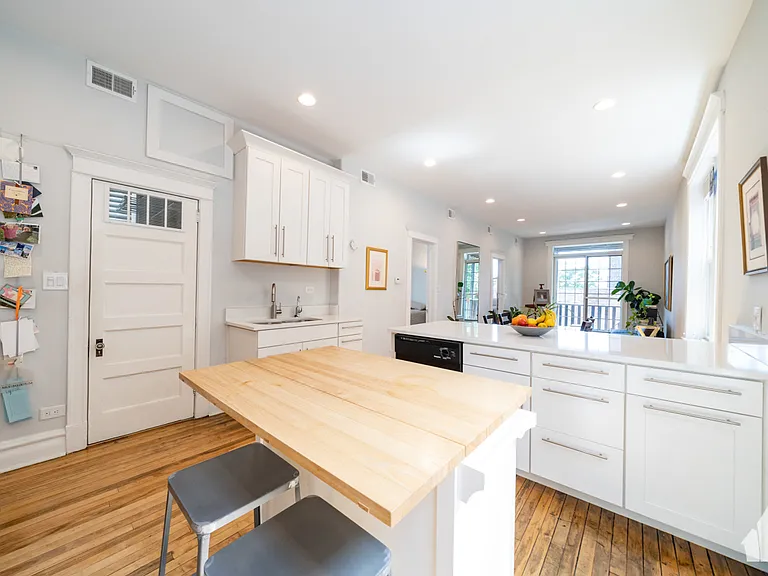 1037 S Racine Ave #3R — Photo 4