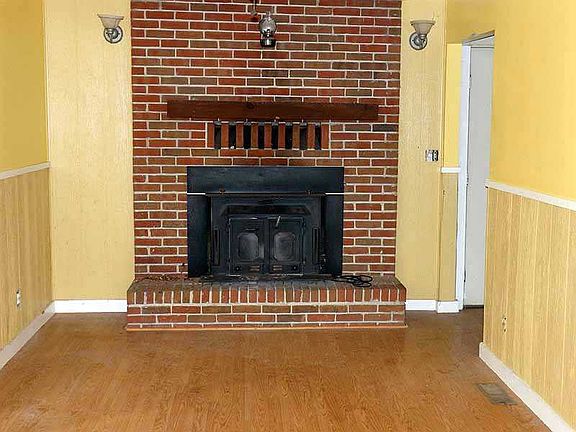 4th image of 211 W Monument St