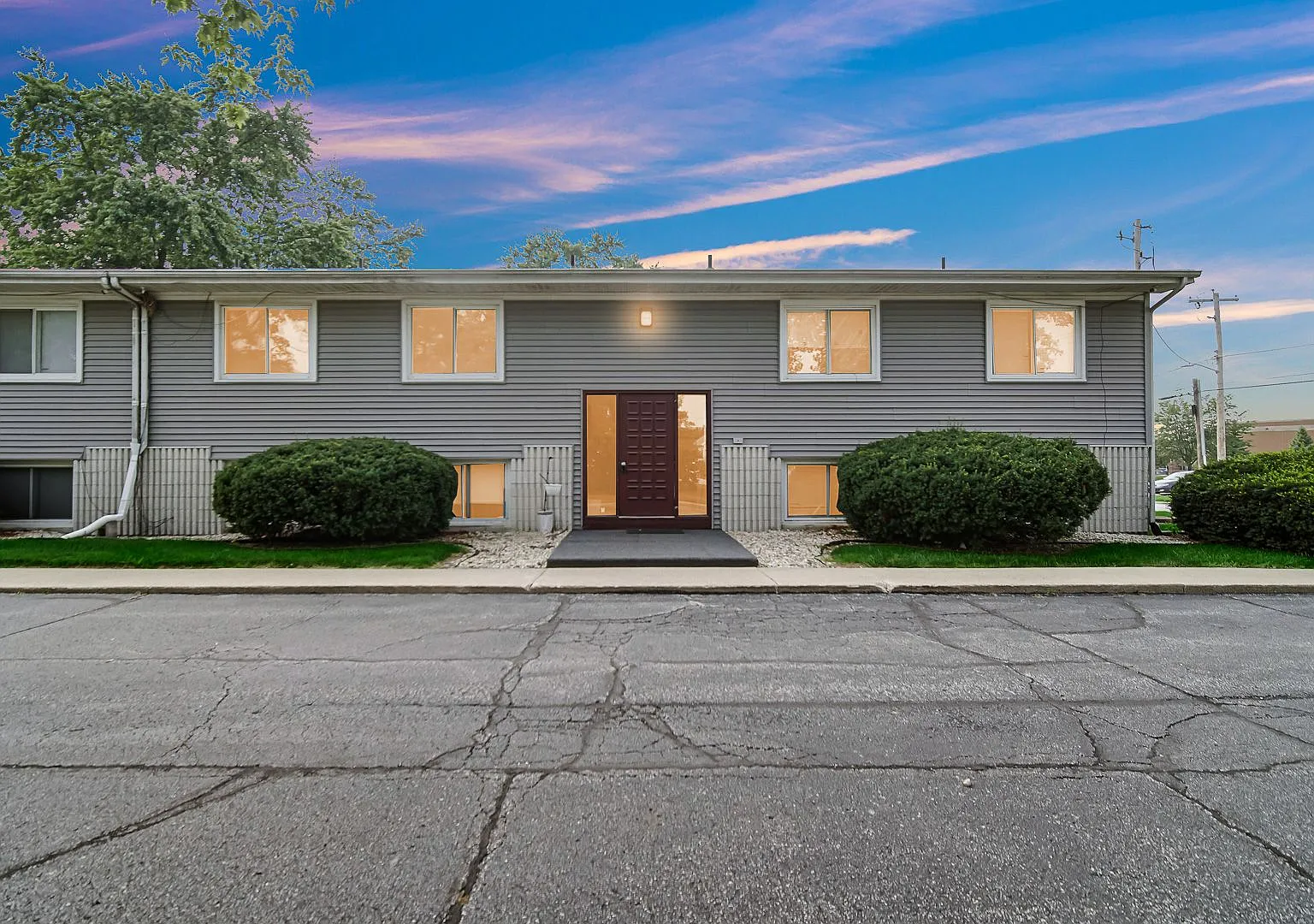 323 W Walnut St — Photo 3