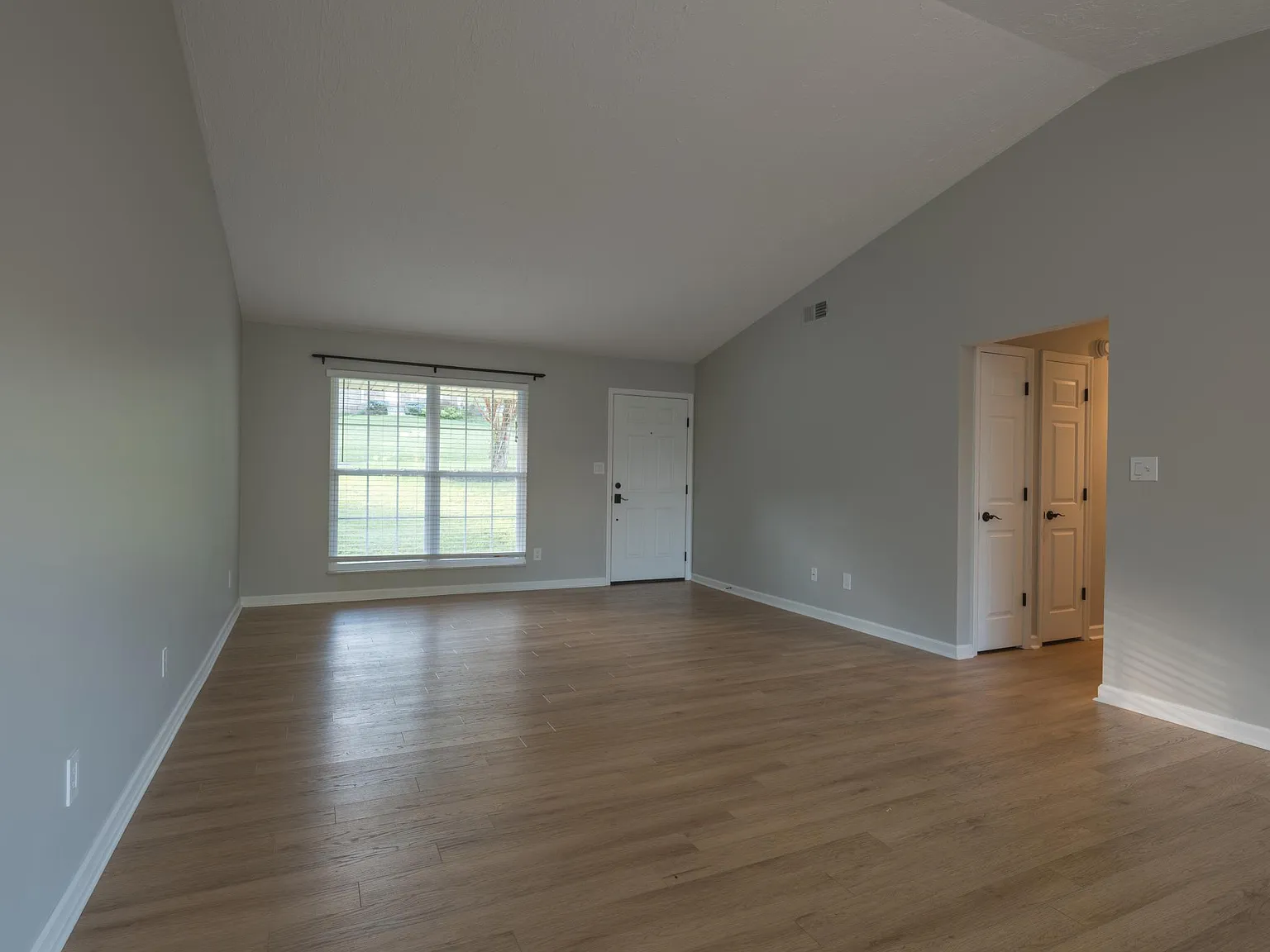 3 bed, 1372 sqft, $2,100 — Photo 2